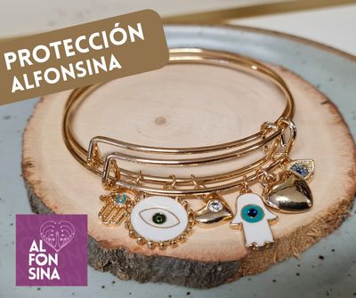 Brazalete con dijes de protección
