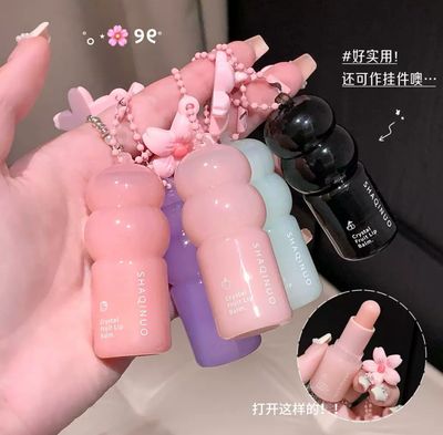 مرطب شفه مع ميدالية