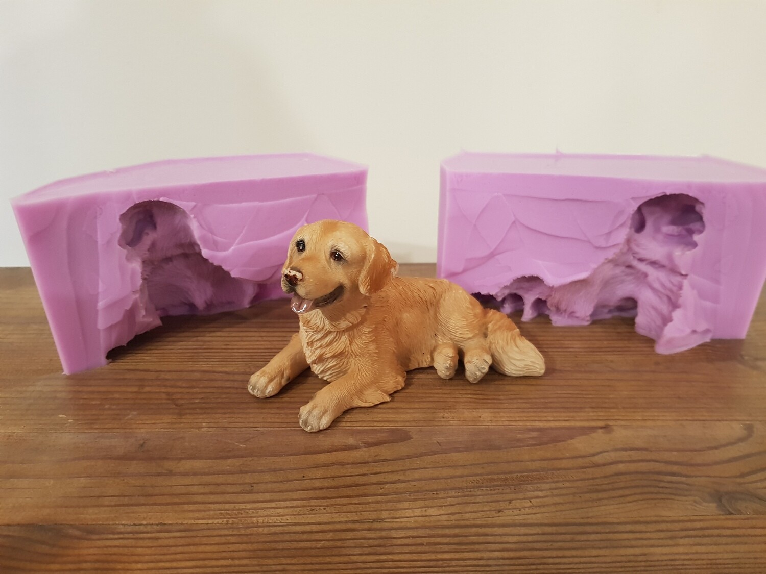 EMLEMS 3D LAYING LABRADOR SILICONE MOULD