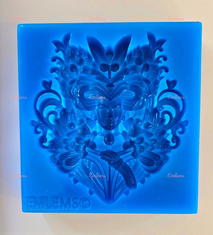 EMLEMS NEW WONDERLAND COLLECTION SMALL QUEEN OF HEARTS SILICONE MOULD