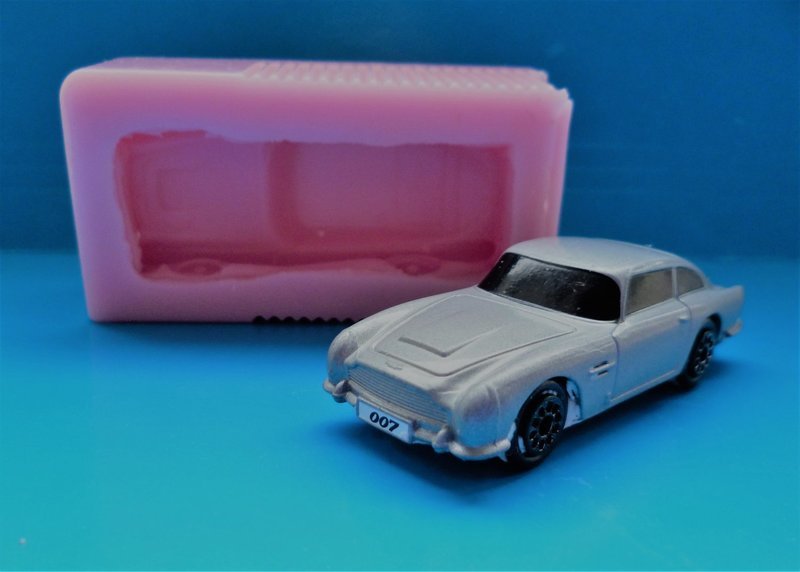 EMLEMS SMALL 3D ASTON MARTIN DB5 CAR JAMES BOND CAR SILICONE MOULD