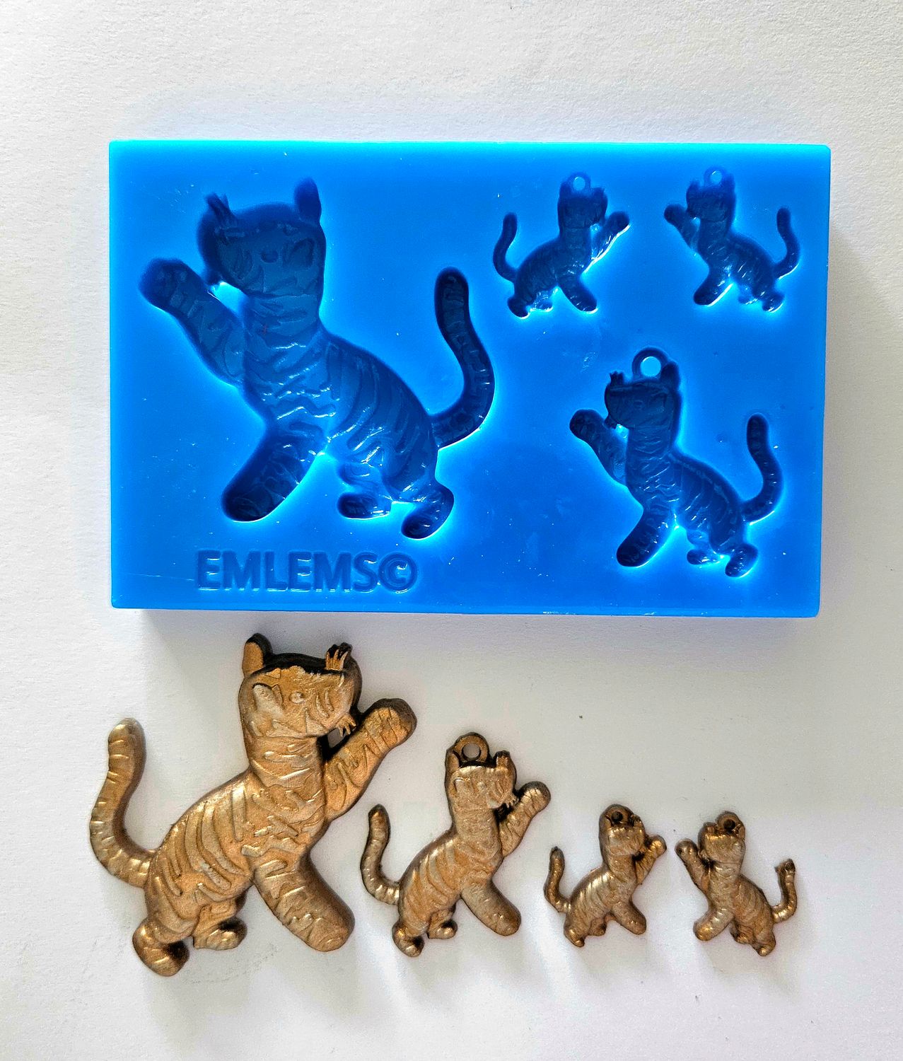 EMLEMS BRAND NEW &amp; EXCLUSIVE WINNIE TIGGER JEWELLERY AND EMBELLISHMENT SET SILICONE MOULD