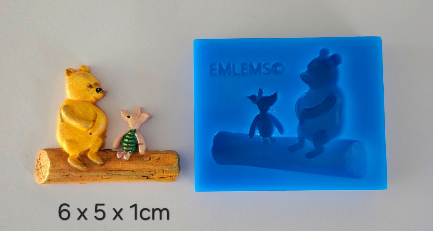 EMLEMS BRAND NEW &amp; EXCLUSIVE SMALL VINTAGE WINNIE &amp; PIGLET SAT ON A LOG SILICONE MOULD