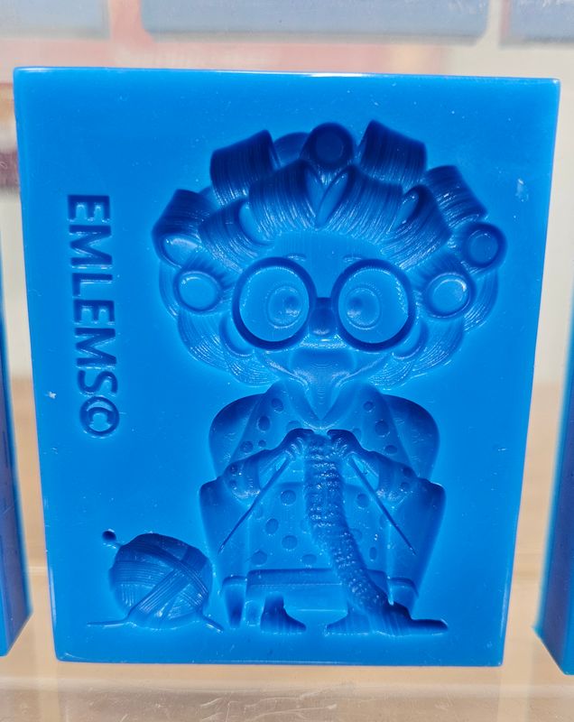 EMLEMS BRAND NEW &amp; EXCLUSIVE SMALL KNITTING GRANNY GRANDMA SILICONE MOULD FROM OUR WHIMSICAL WORLD COLLECTION