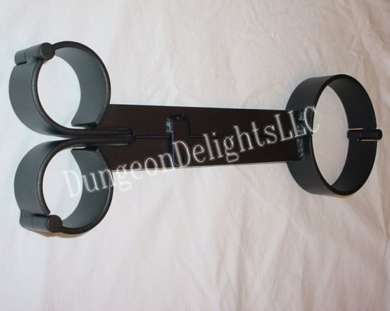 Top-down view of Inquisitor’s Fiddle restraint in black, shown closed with collar and wrist sections locked together.