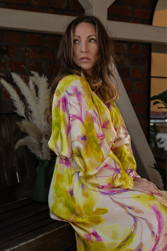 Queen of Bloom Seidenkleid - das Kleid, das Licht ruft und Aufmerksamkeit verlangt