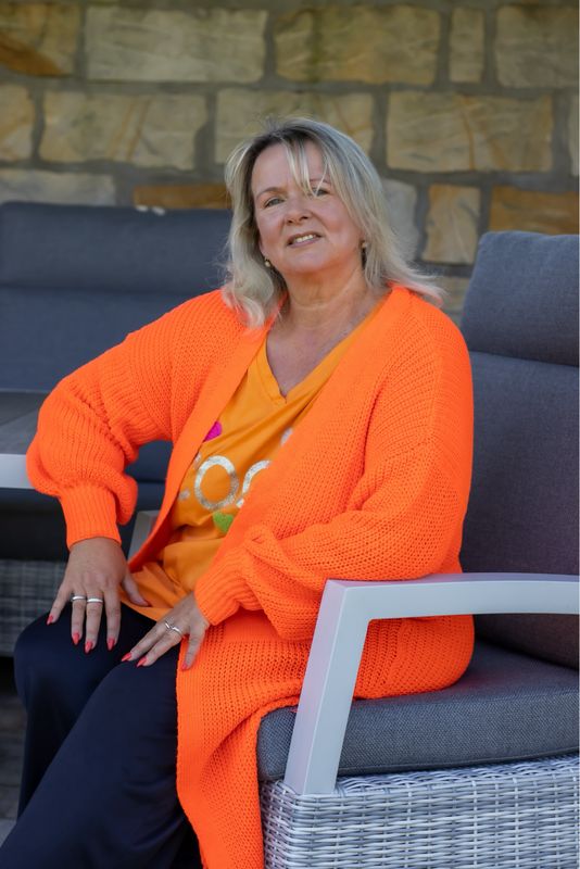 Strickjacke Aurora – Leuchtende Eleganz in Orange