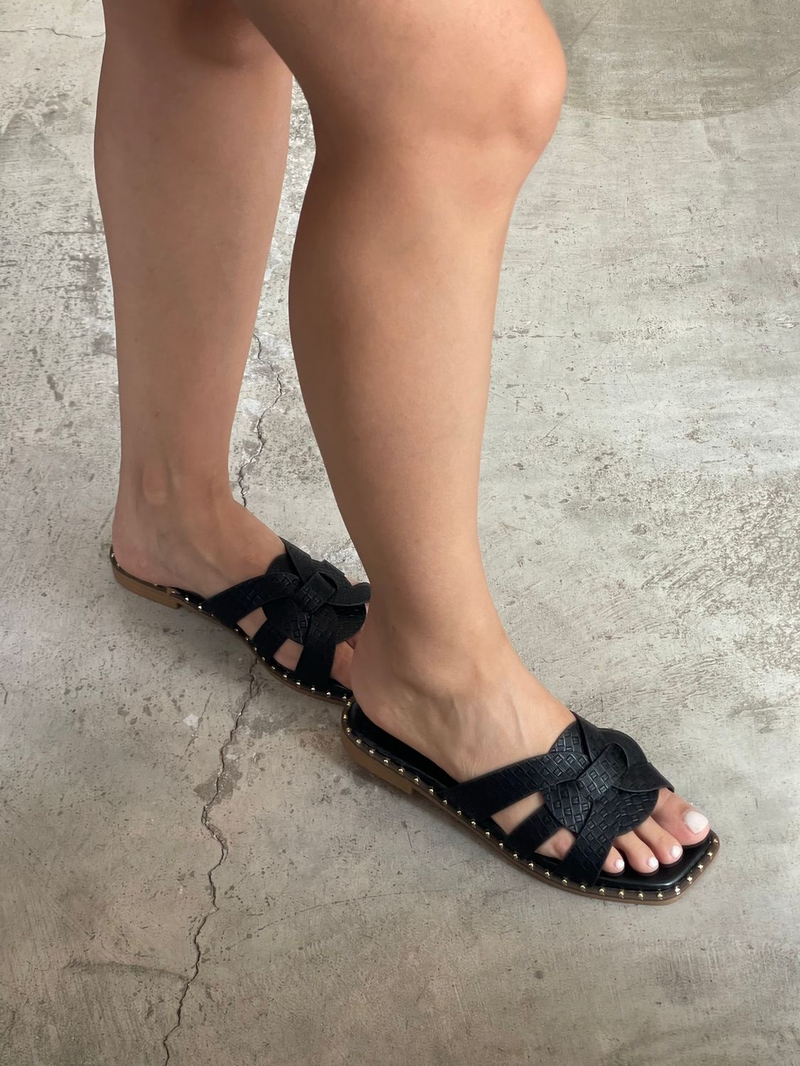 NOIR FLAT SANDALS