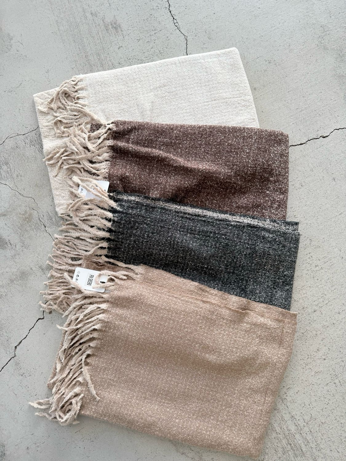 SCARF WITH FRINGES