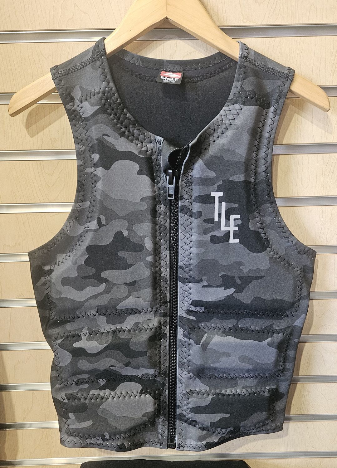 Eagle Men&#39;s Camo Vest W/TLE Brand, Size: Medium