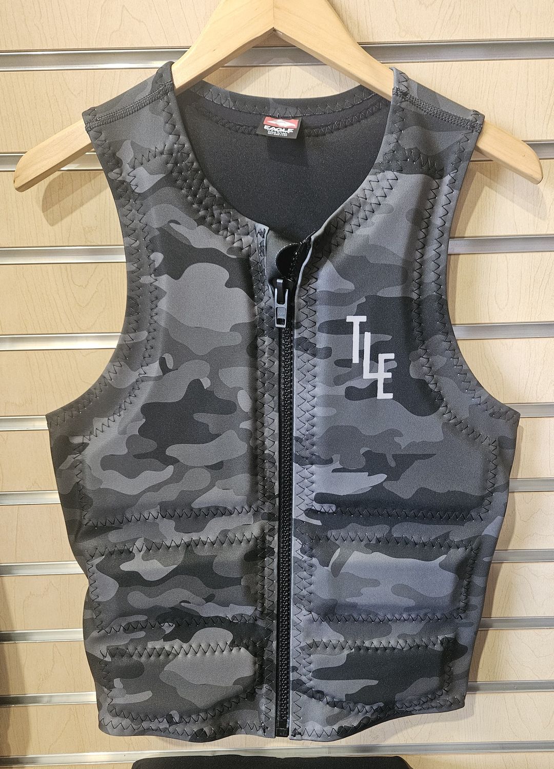 Eagle Men's Camo Vest W/TLE Brand, Size: Medium