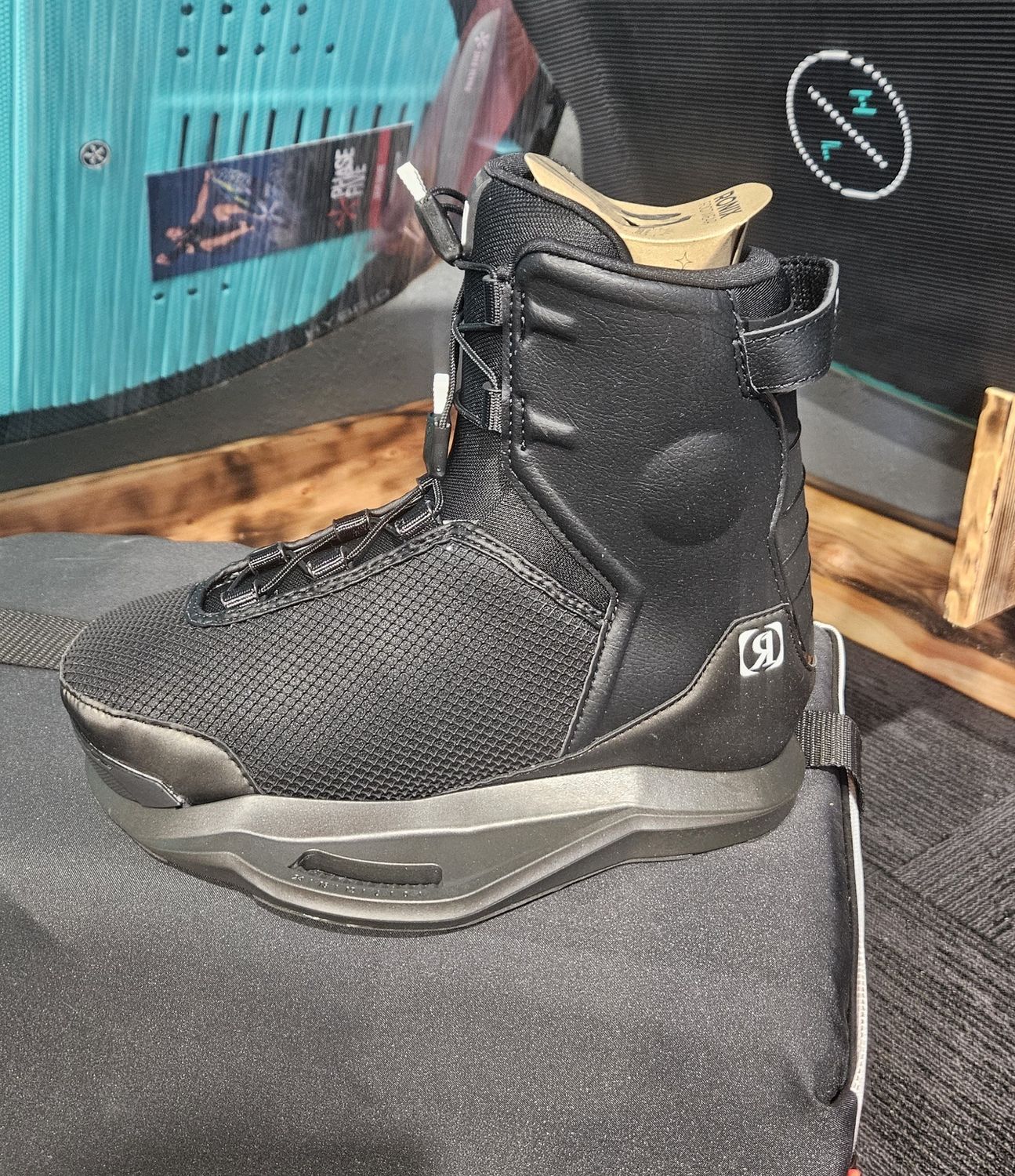 2022 Ronix Parks Bindings Size 8-9