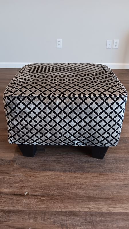 Niko Onyx Ottoman