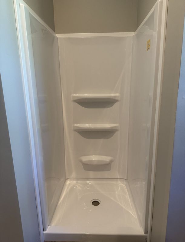 32x32 Lyons Shower Surround White