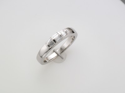 18 carat white gold ring set with 6 baguette diamonds