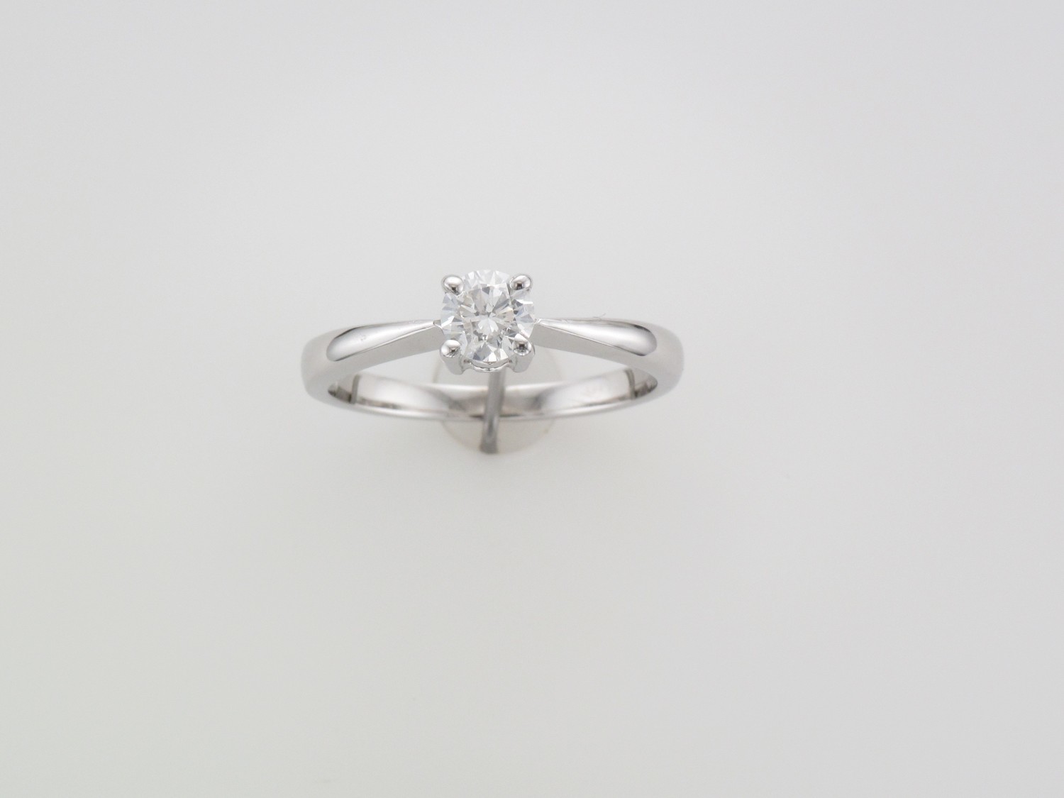 Ladies 18 carat white gold brilliant cut diamond solitaire ring