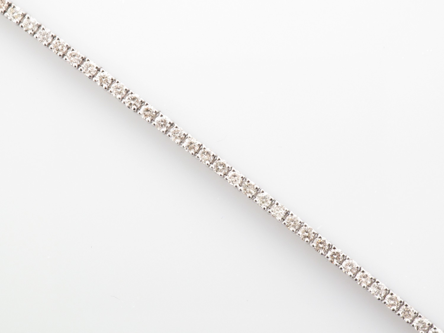 18 carat white gold diamond tennis bracelet