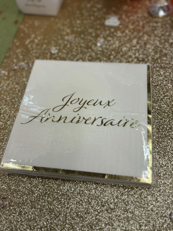 Serviette blanche 33cm joyeux anniversaire or X8