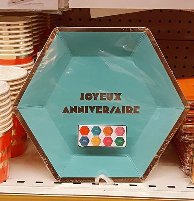 Assiettes exagonales multi joyeux anniversaire X 8