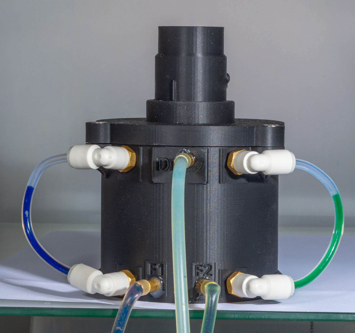 Pressure vessel for 2 colors with 1 nozzle