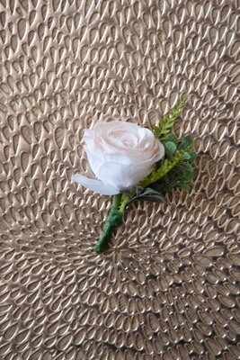 Sweet Merlot Boutonnier (Rental)