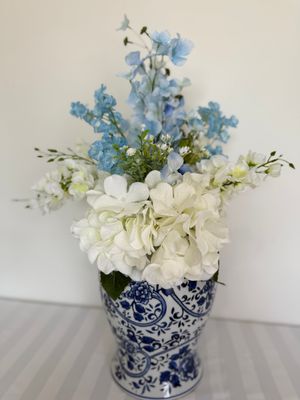 Little Touch of Blue Med Glass Vase Blue Centerpiece (Rental)