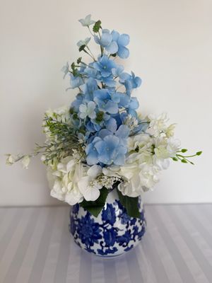 Little Touch of Blue Med Glass Vase Blue Centerpiece (Rental)