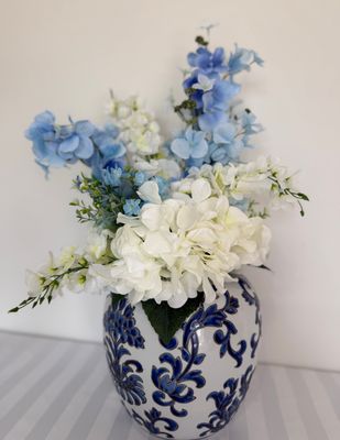 Little Touch of Blue Med Glass Vase Blue Centerpiece (Rental)