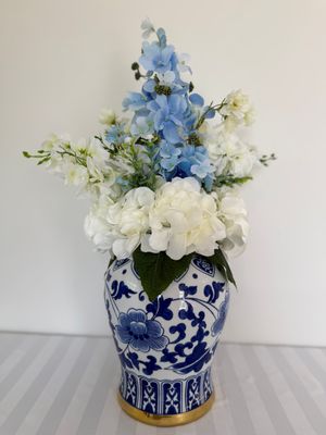 Little Touch of Blue Med Glass Vase Blue Centerpiece (Rental)