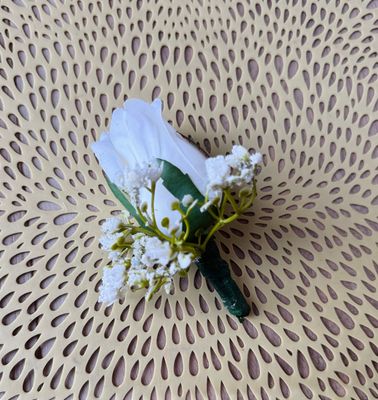 Heavenly Scent Boutonnier (Rental)