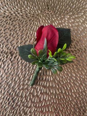 Sweet Merlot Boutonnier (Rental)