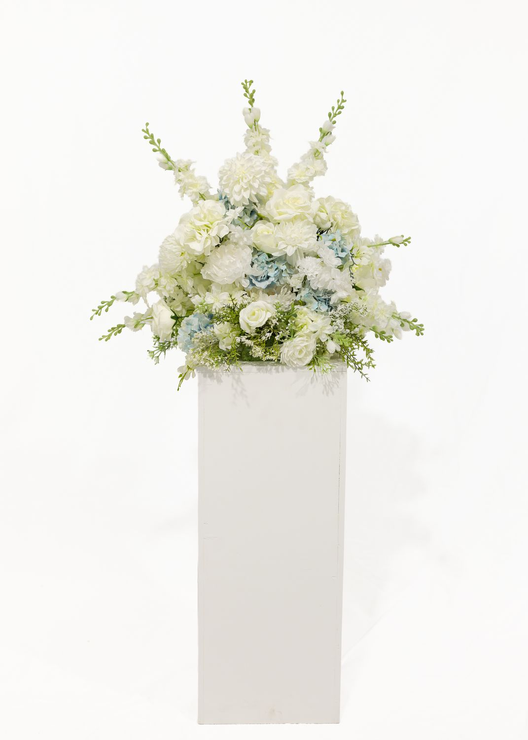 Little Touch of Blue Centerpiece No Vase (Rental)