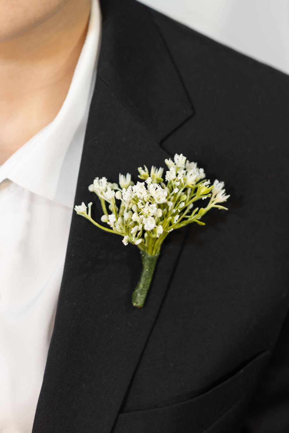 Heavenly Scent Baby's Breath Boutonniere (Rental)