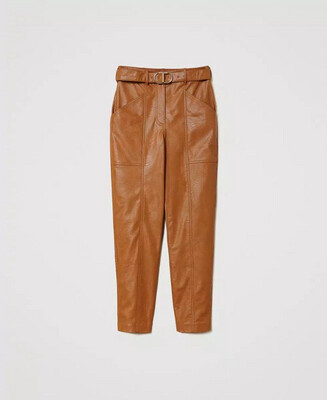 PANTALONI EFFETTO PELLE CON FIBBIA