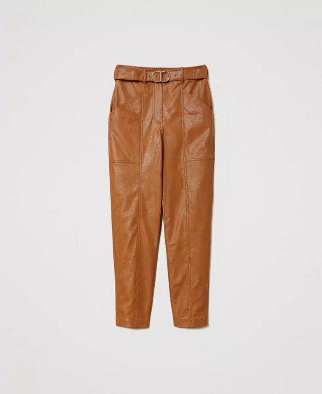 PANTALONI EFFETTO PELLE CON FIBBIA