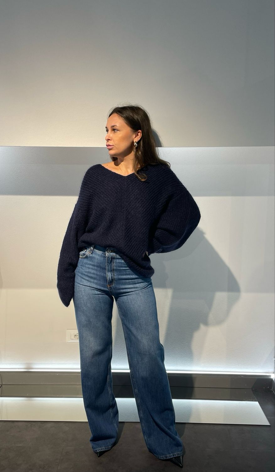 MAGLIONE CON SCOLLO A BARCHETTA