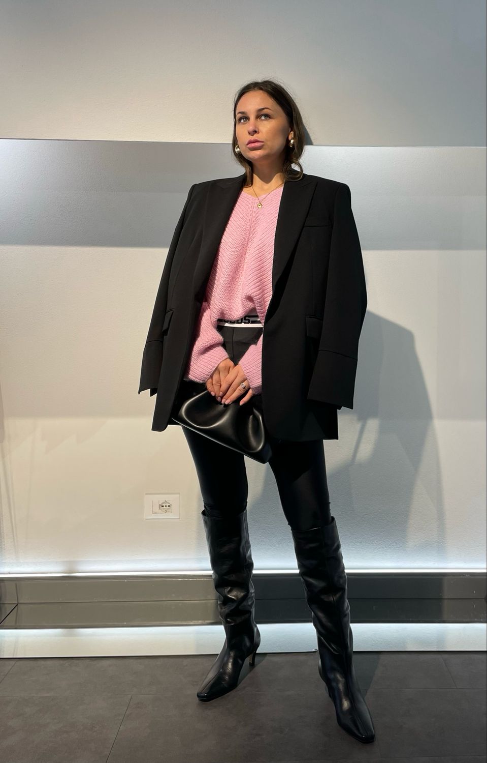 MAGLIONE CON SCOLLO A BARCHETTA