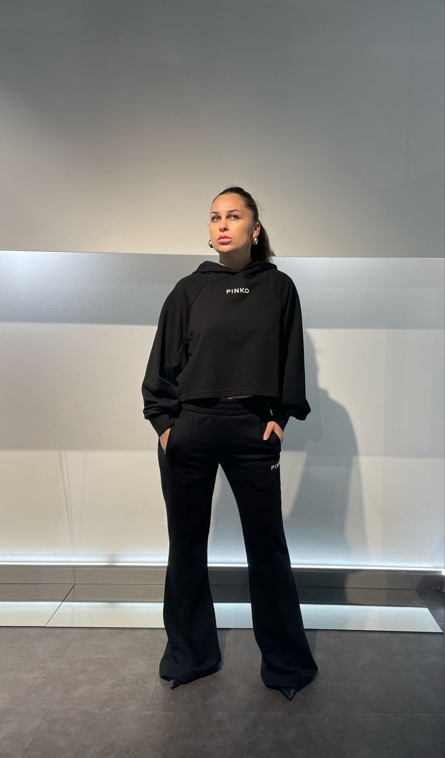 FELPA CROPPED CON RICAMO