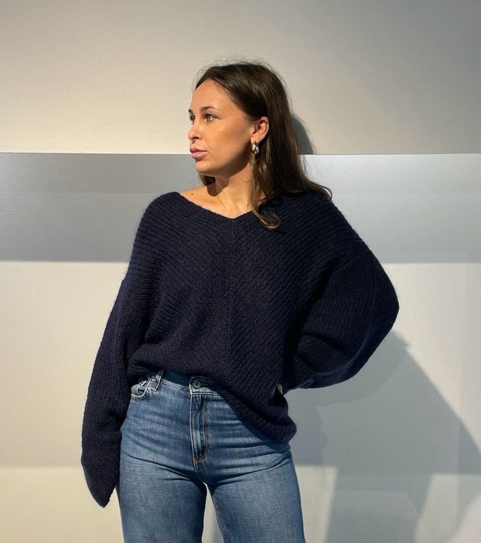 MAGLIONE CON SCOLLO A BARCHETTA