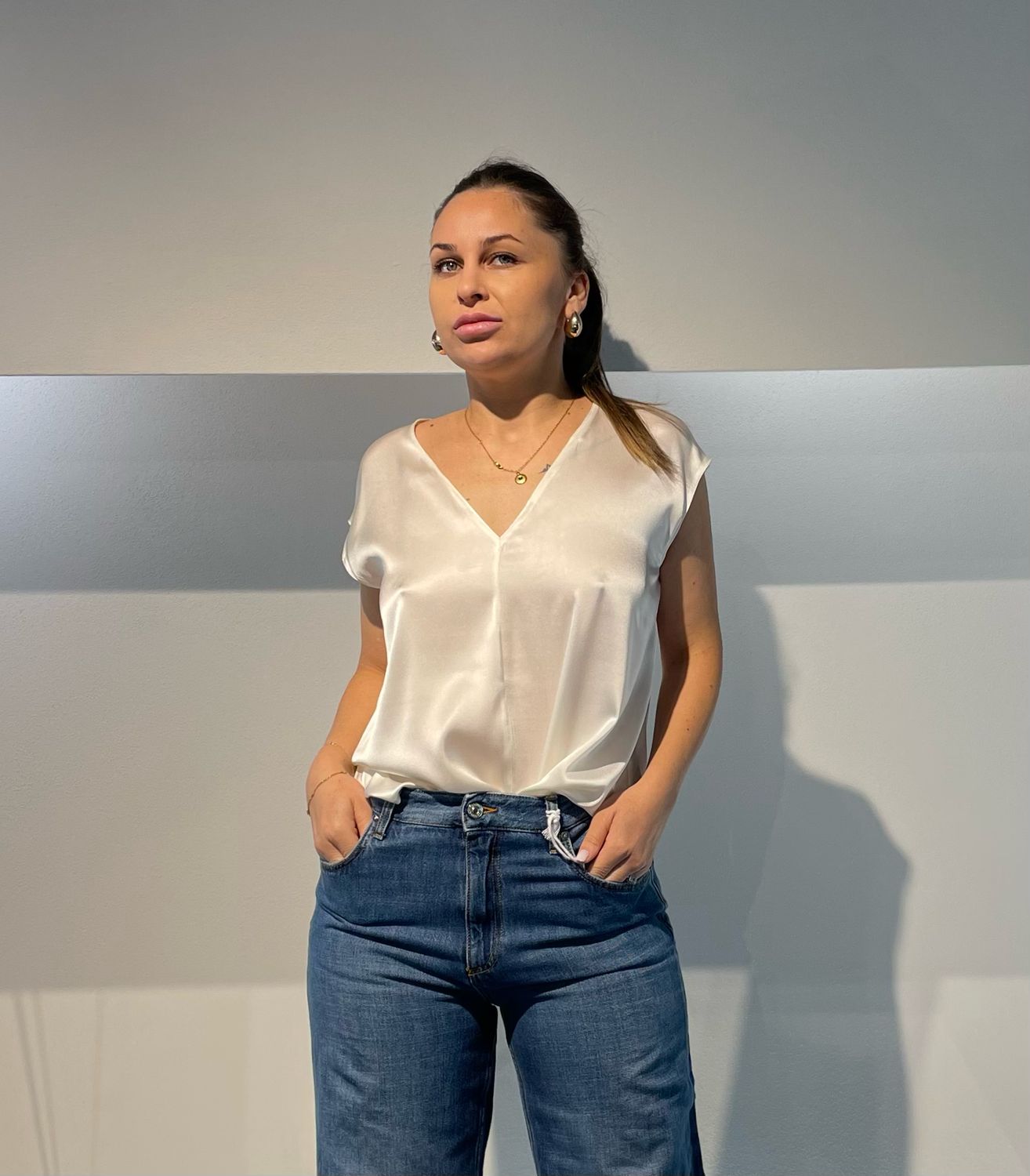 BLUSA AVORIO CON SCOLLO