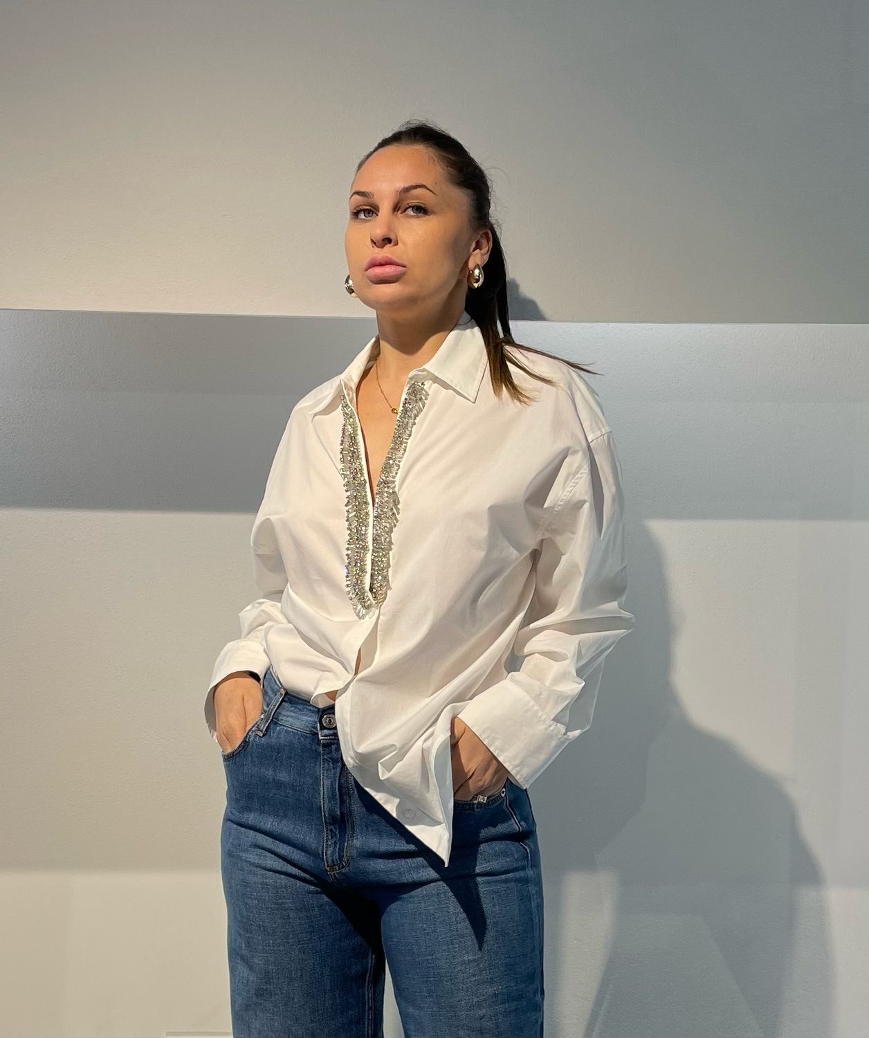 CAMICIA CON APPLICAZIONI GIOIELLO