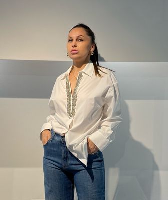 CAMICIA CON APPLICAZIONI GIOIELLO CAMICIA CON APPLICAZIONI GIOIELLO