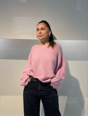 MAGLIONE CON SCOLLO A BARCHETTA