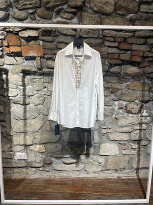 CAMICIA CON APPLICAZIONI GIOIELLO
