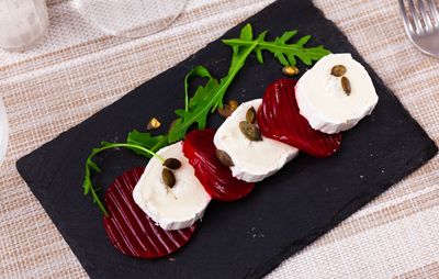 Gepofte biet met geitenkaas en dadels (V)