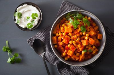 Kikkererwten-zoete aardappel salade (V+)