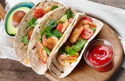 Soft tortilla gemarineerde gamba met avocado