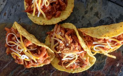 Soft tortilla pulled chicken &amp; gepikkelde rode ui