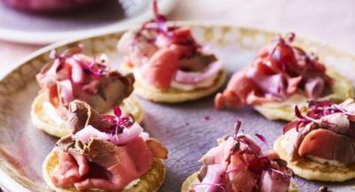 Blini Rosbief, pesto &amp; parmezaanse kaas