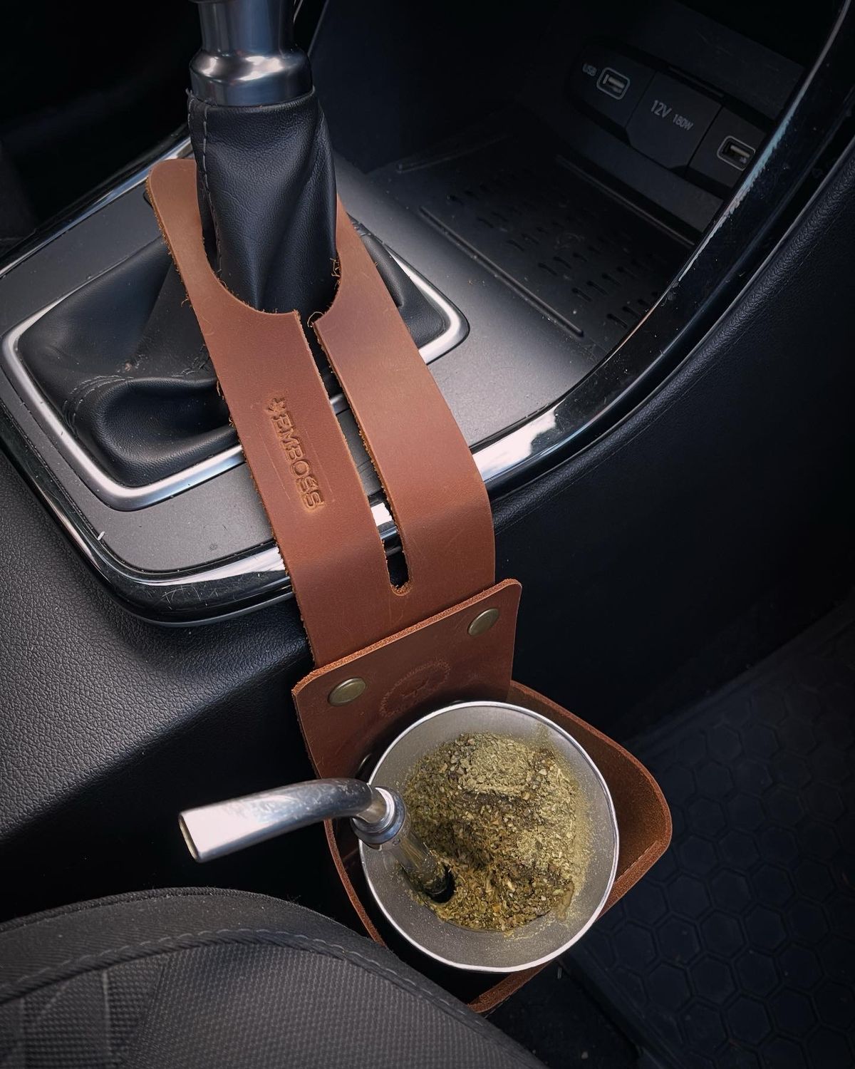 Porta mate para auto con broches